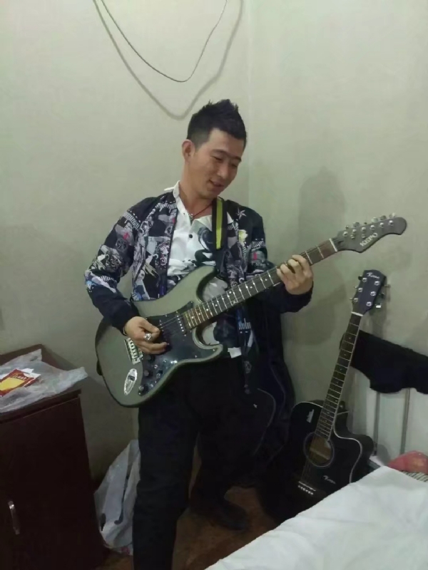 小吉他的第一张照片--遵义相亲服务中心