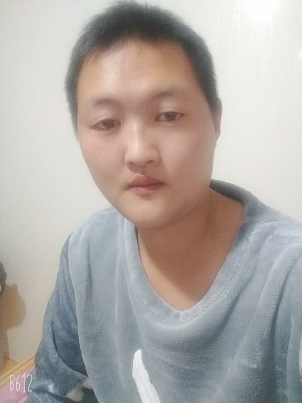 烟圈里透着伤的第二张照片--遵义相亲服务中心