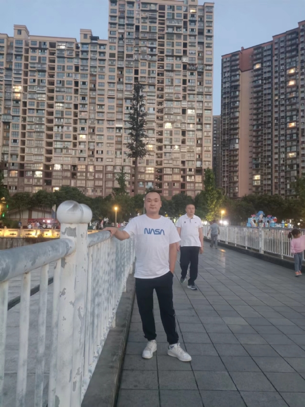 寂寞的男人的第一张照片--遵义相亲服务中心