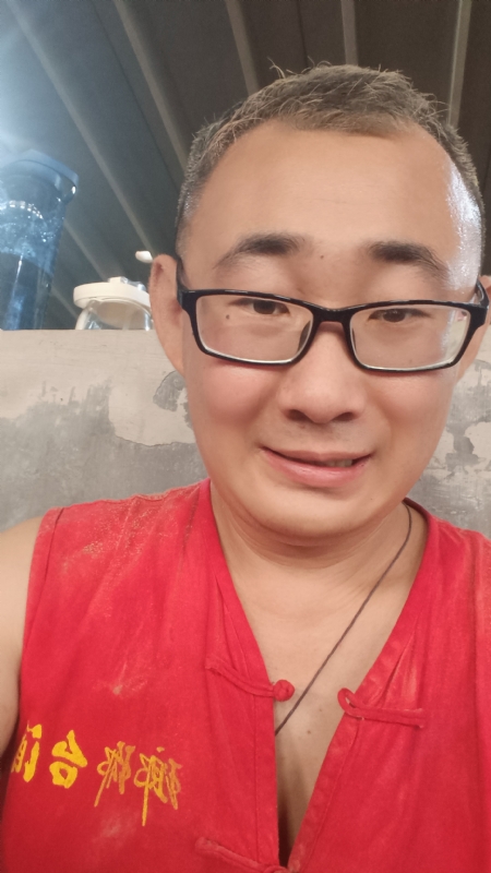 黑黑一笑的第二张照片--遵义相亲服务中心